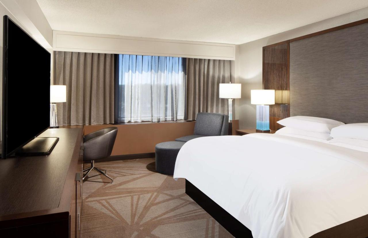 King Room with Bath Tub - Mobility Accessible at Hilton Parsippany