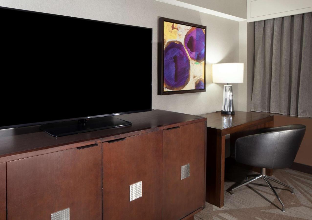 King Room with Bath Tub - Mobility Accessible at Hilton Parsippany