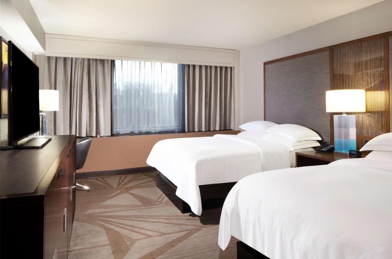 Double Room with Two Double Beds and Bath Tub - Mobility Access at Hilton Parsippany