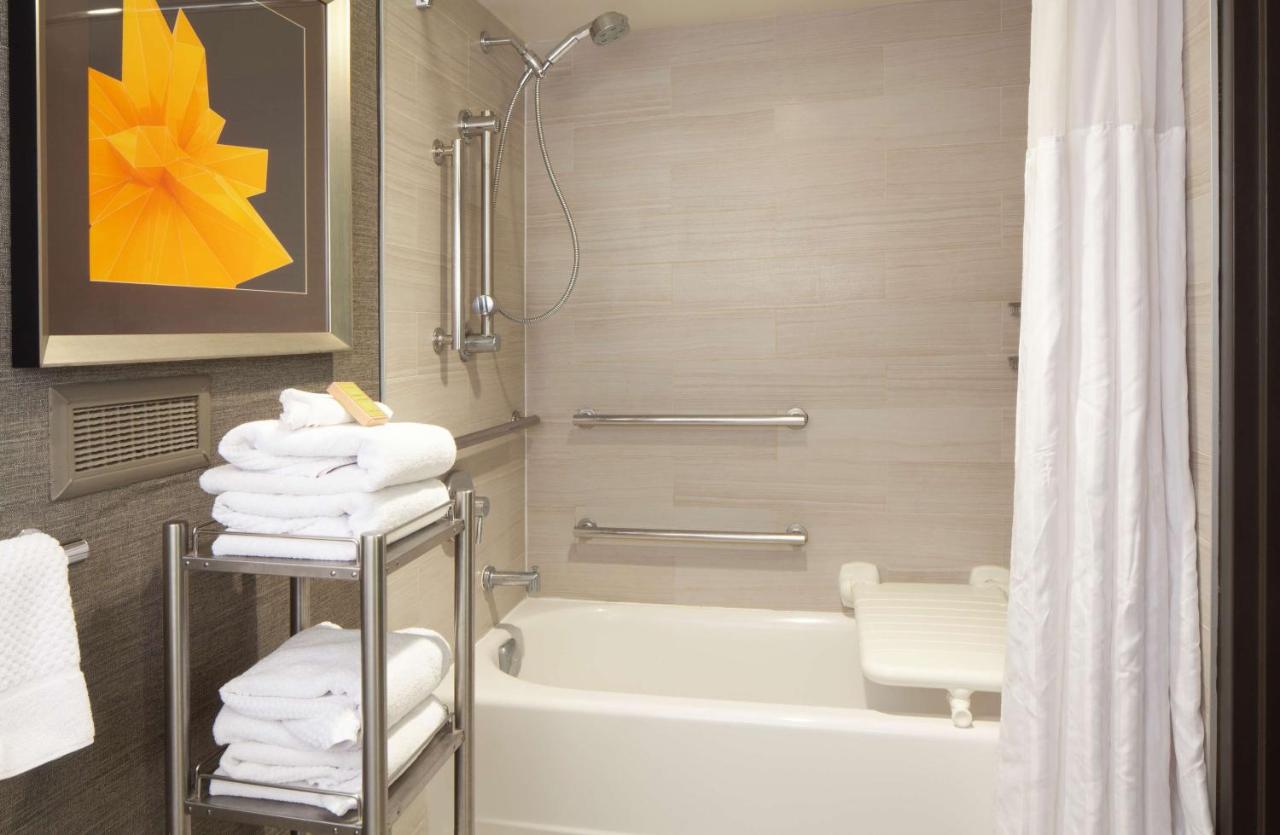 King Room with Bath Tub - Mobility Accessible at Hilton Parsippany