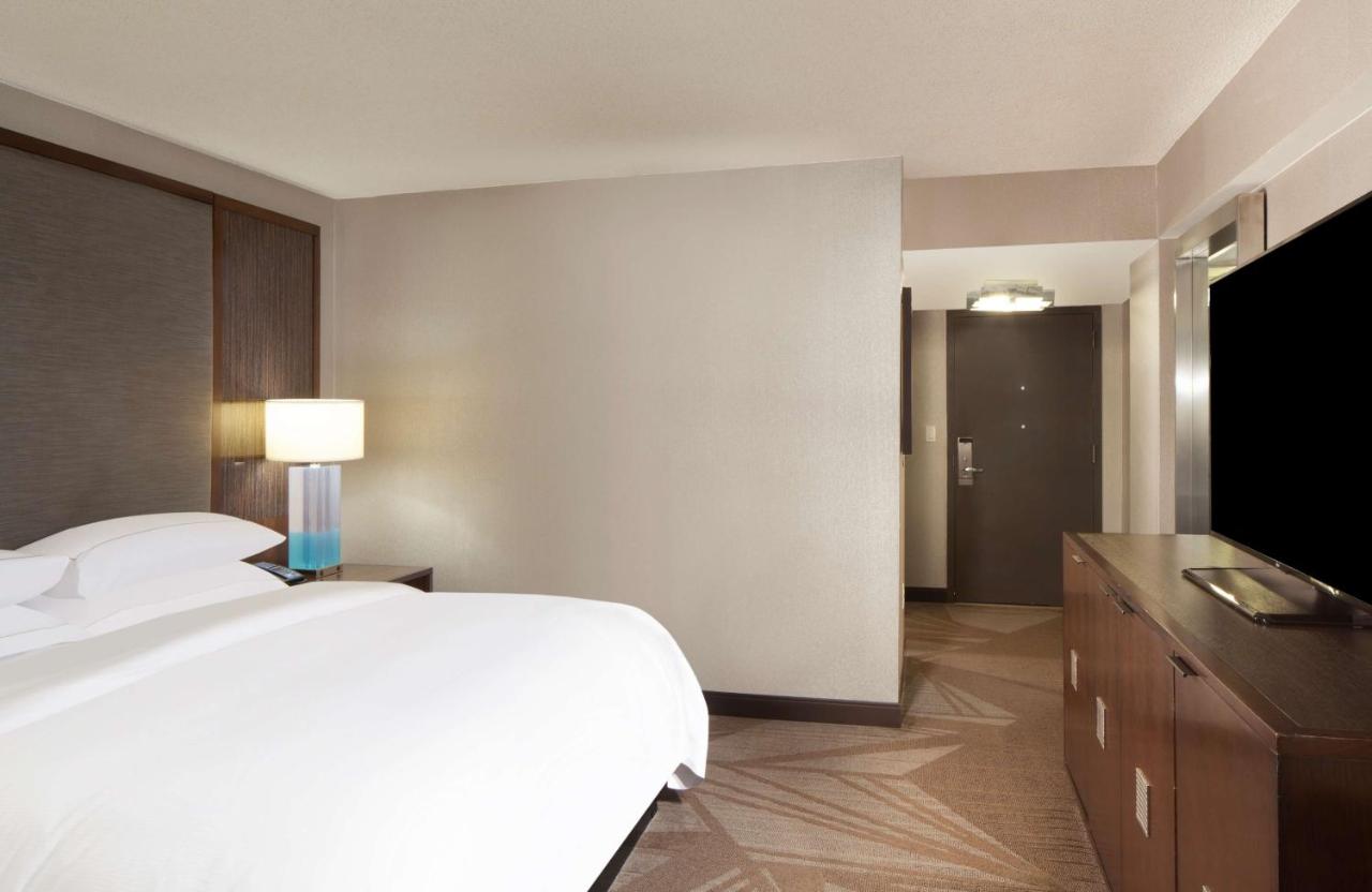 King Room with Bath Tub - Mobility Accessible at Hilton Parsippany