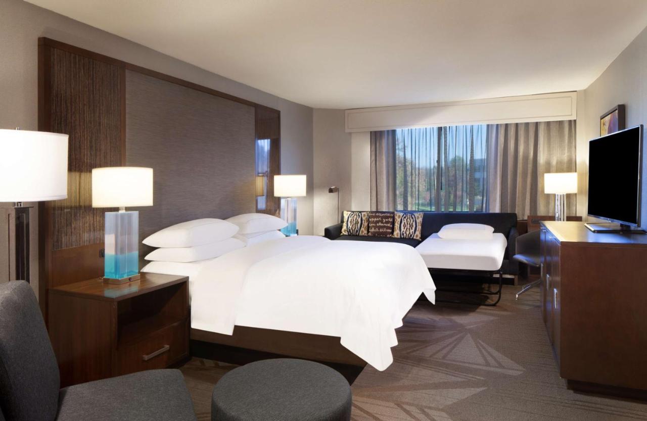 Corner King Room with Sofa Bed at Hilton Parsippany