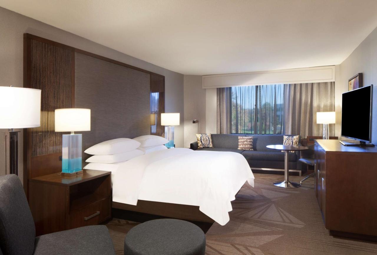 Corner King Room with Sofa Bed at Hilton Parsippany