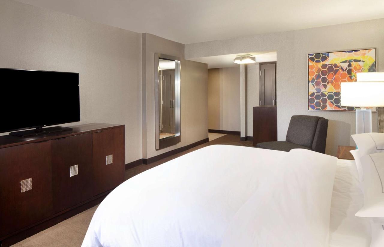 Corner King Room with Sofa Bed at Hilton Parsippany