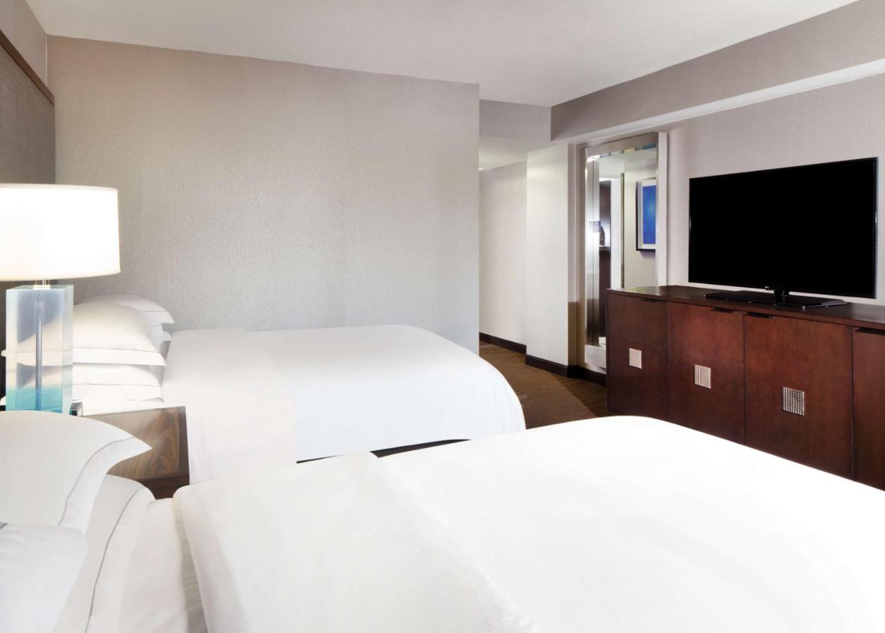Double Room with Two Double Beds and Bath Tub - Mobility Access at Hilton Parsippany