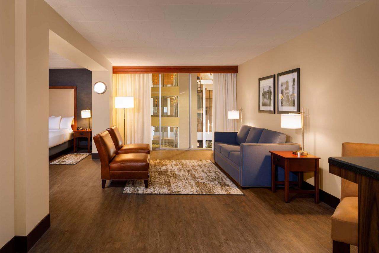 | DoubleTree by Hilton Pittsburgh - Cranberry