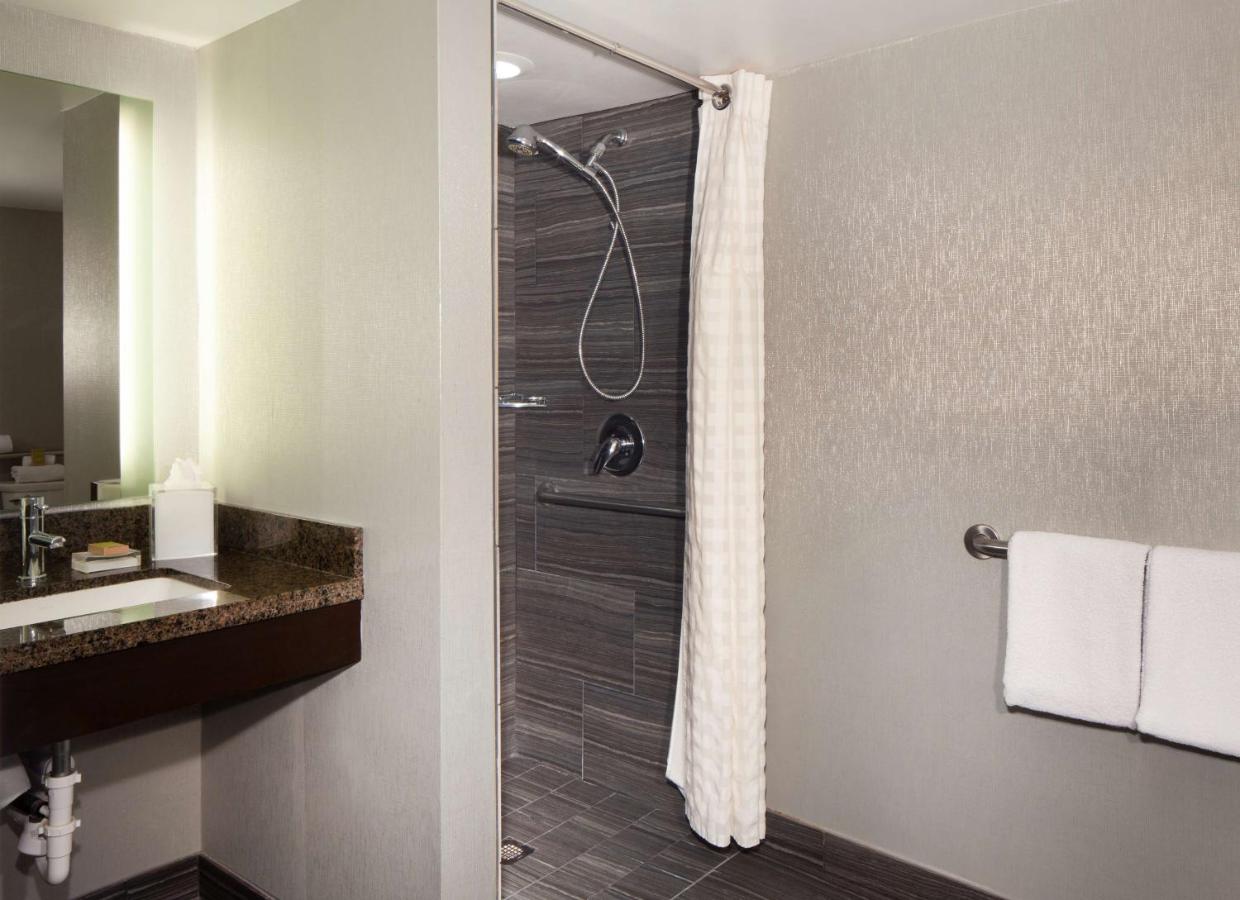| Hilton Houston NASA Clear Lake