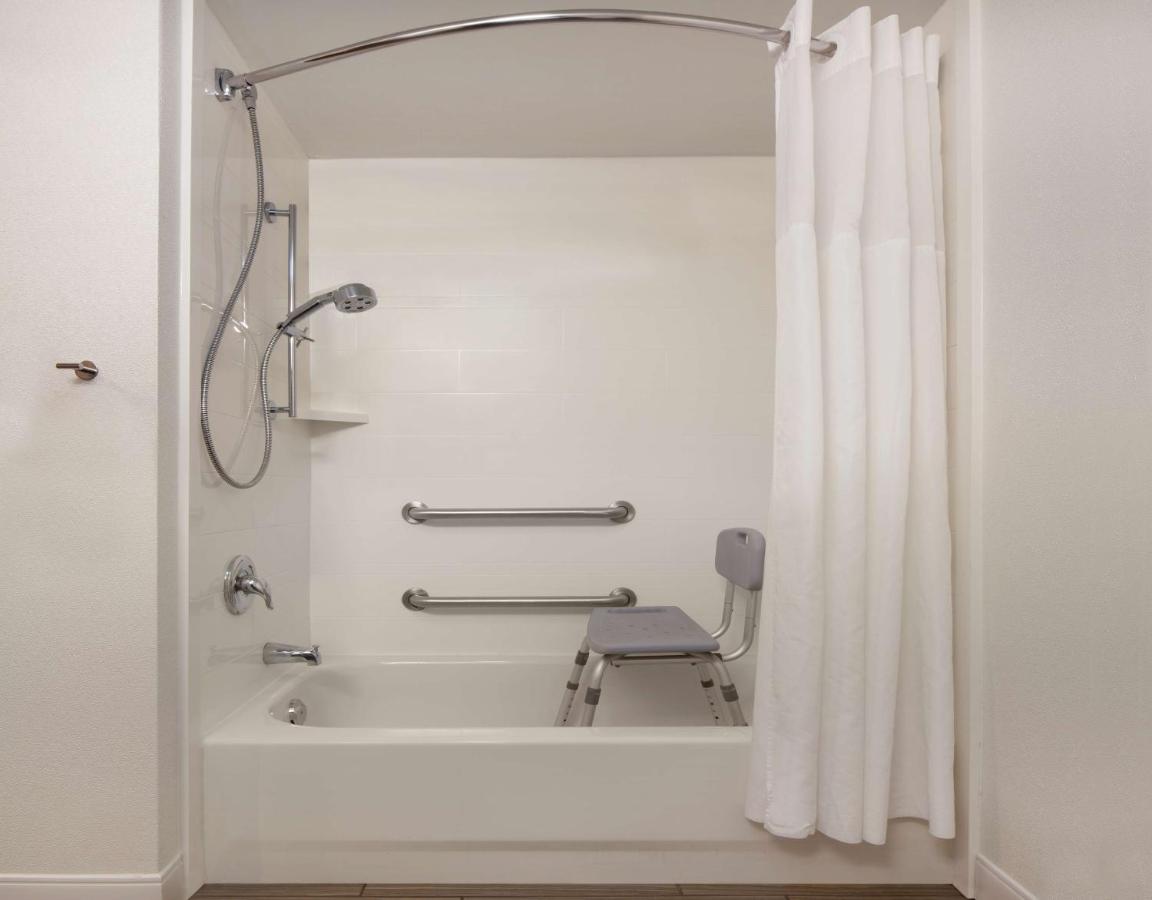 King Room with Bath Tub - Mobility Access - Non-Smoking at Hampton Inn Lawrenceville