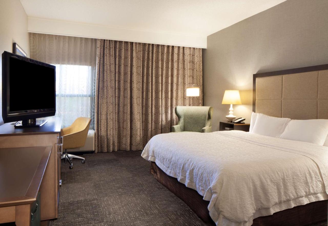 King Room with Bath Tub - Mobility Access - Non-Smoking at Hampton Inn Lawrenceville