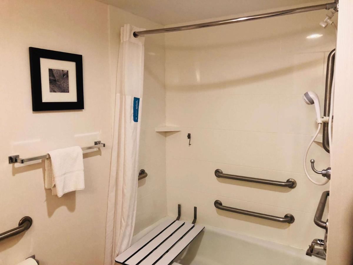 Queen Room - Disability Access at Ann Arbor North Inn