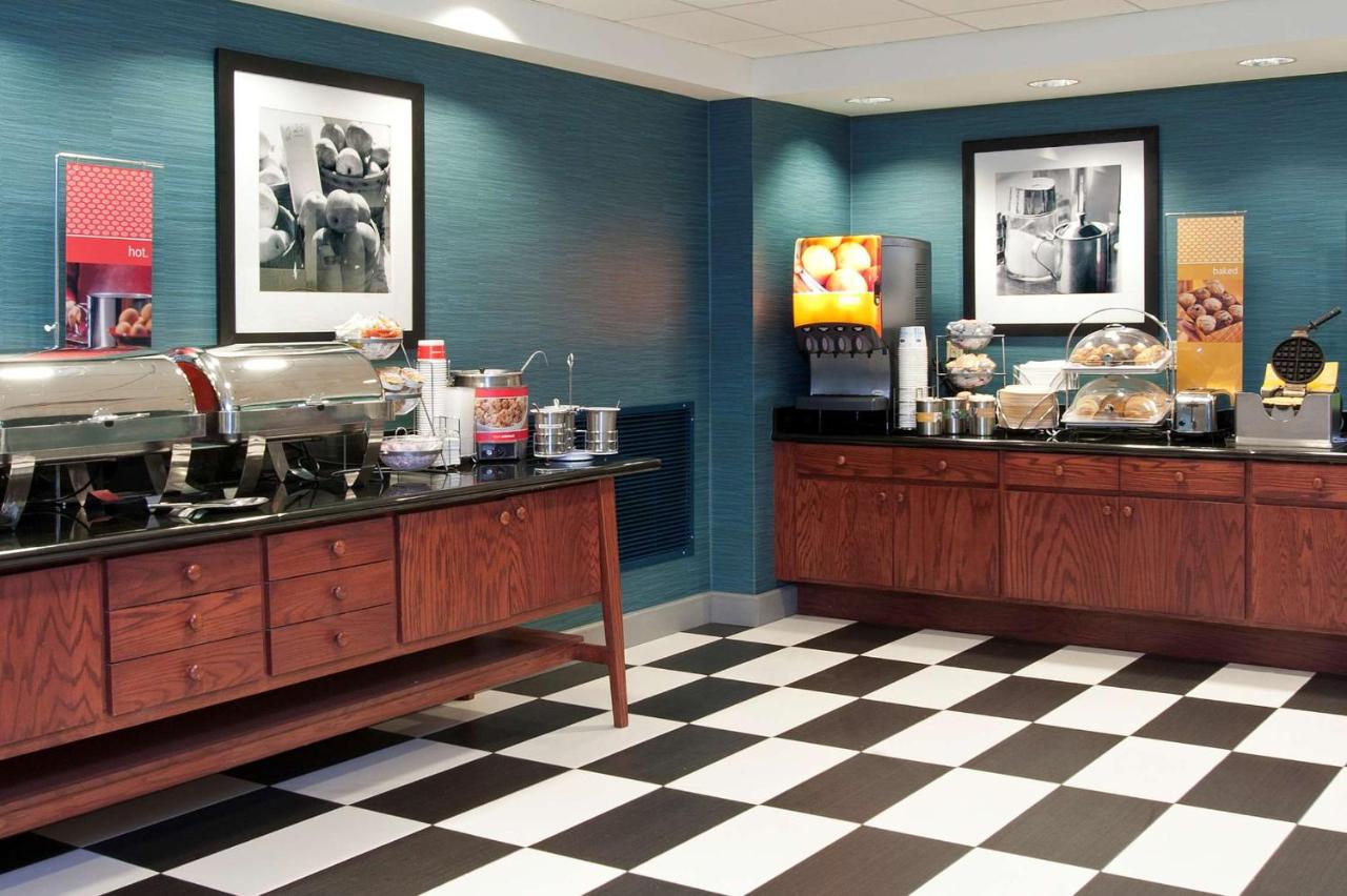 | Hampton Inn & Suites Bloomington Normal