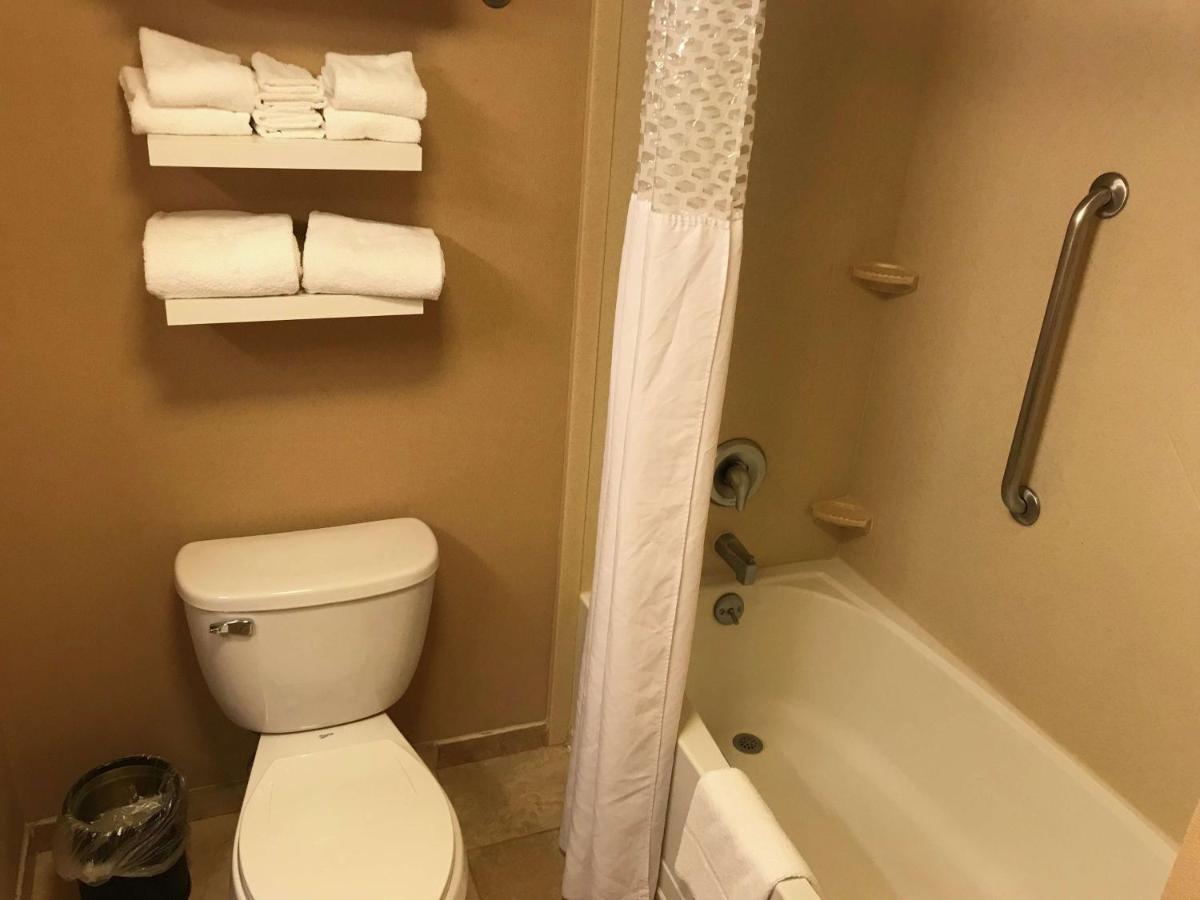 | Hampton Inn & Suites Bloomington Normal