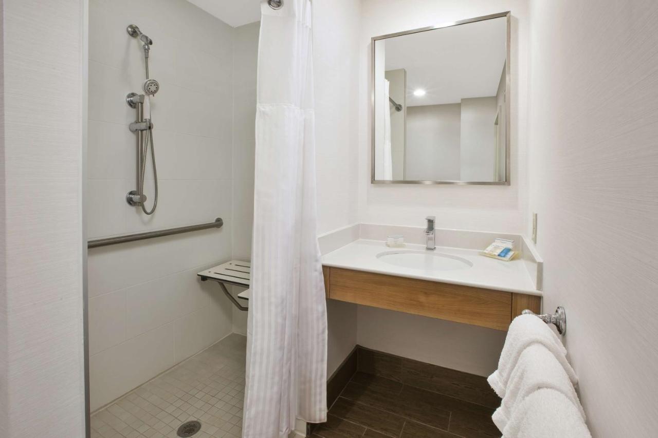 King Room Mobility/Hearing Accessible - Non-Smoking at Hilton Garden Inn Wichita