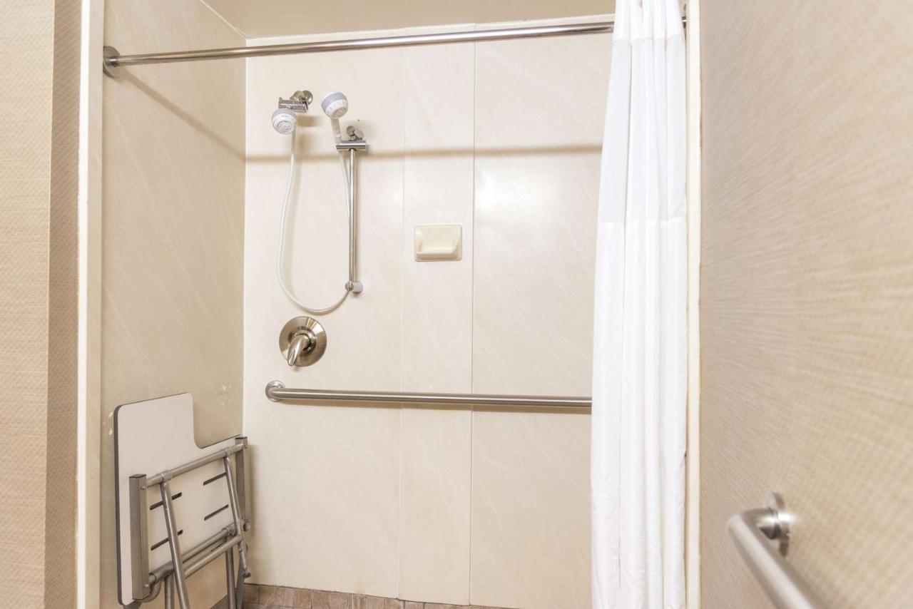 | Hampton Inn Muskegon
