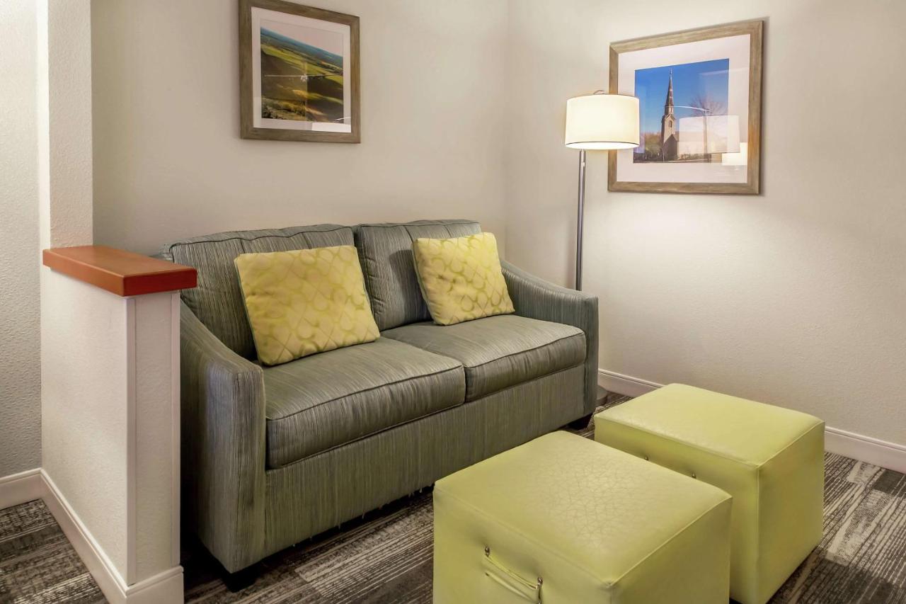 King Room with Study at Hampton Inn Minneapolis/St. Paul-Woodbury