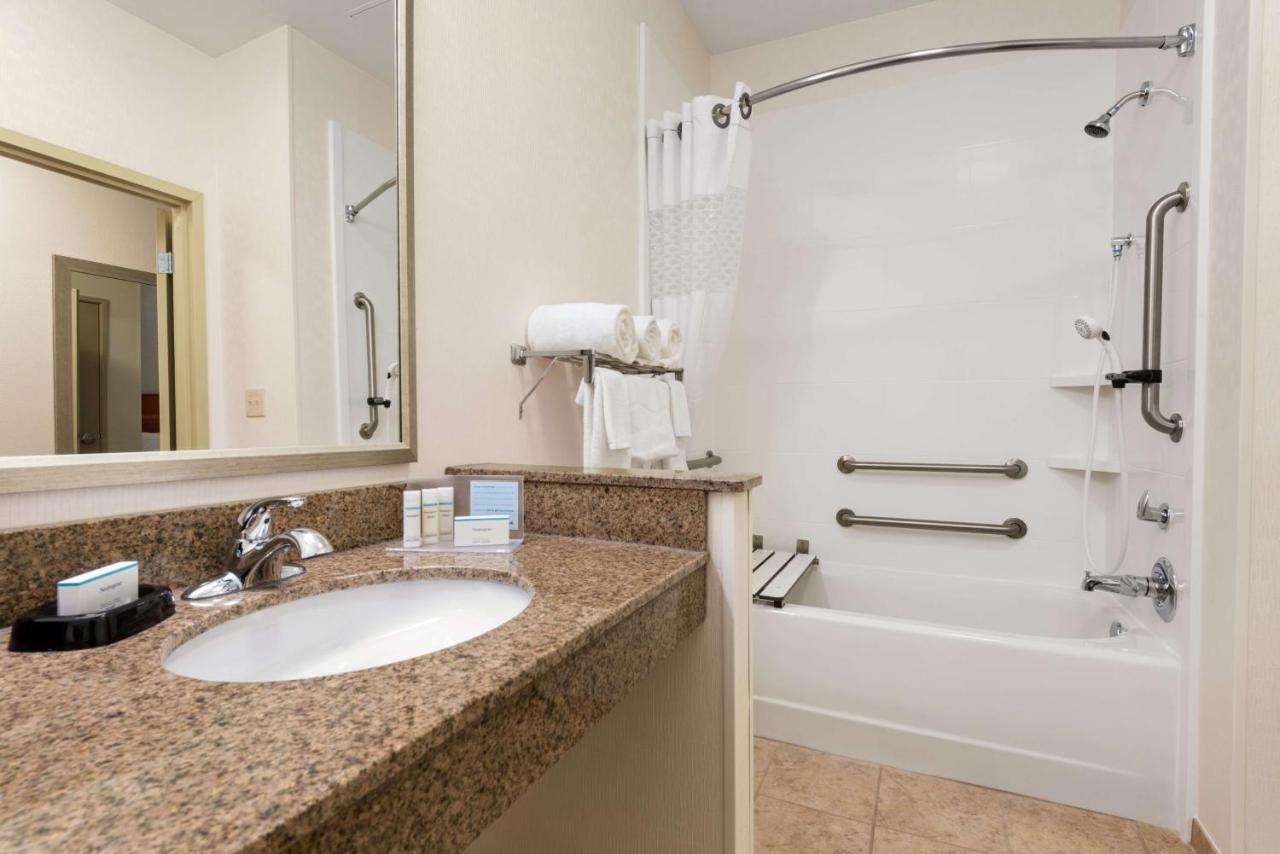 Queen Room with Two Queen Beds - Disability Access at Hampton Inn Minneapolis/St. Paul-Woodbury