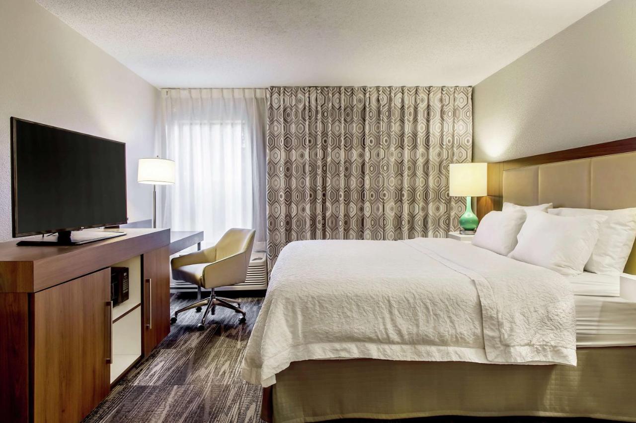King Room with Study at Hampton Inn Minneapolis/St. Paul-Woodbury