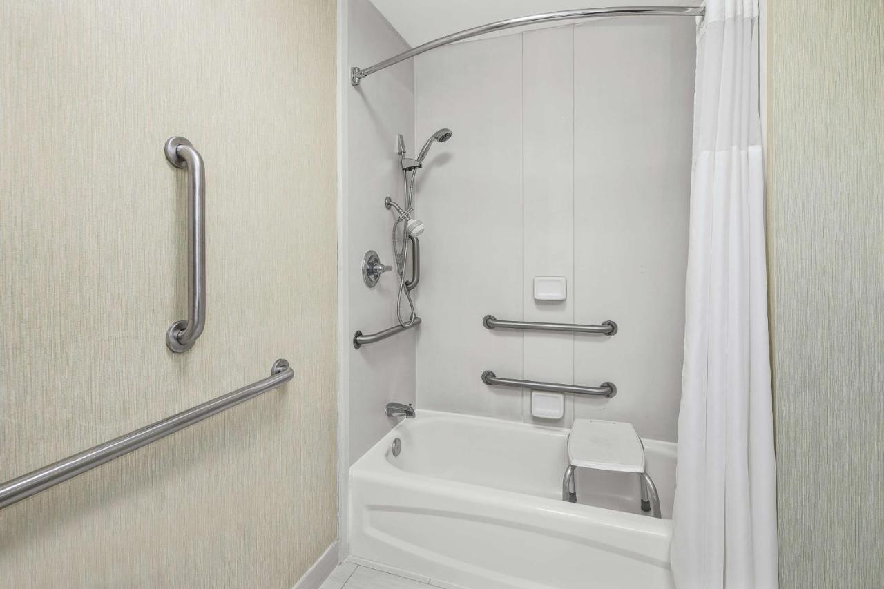 1 King Mobility/Hearing Accessible with Tub - Non-smoking at Hampton Inn Richmond-Southwest-Hull Street