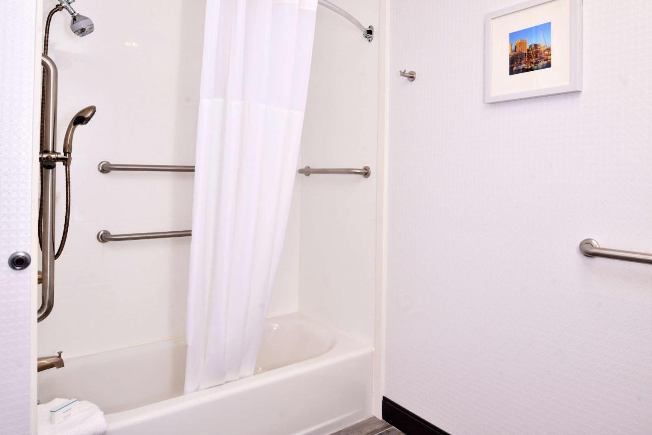 Double Room - Disability Access with Tub/Non-Smoking at Hampton Inn Norfolk/Virginia Beach