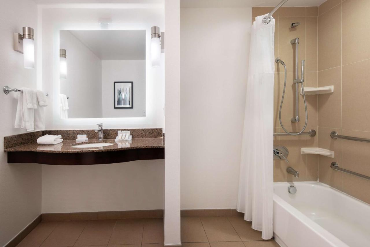 King Room - Disability Access/Non-Smoking at Hilton Garden Inn Denver/Cherry Creek