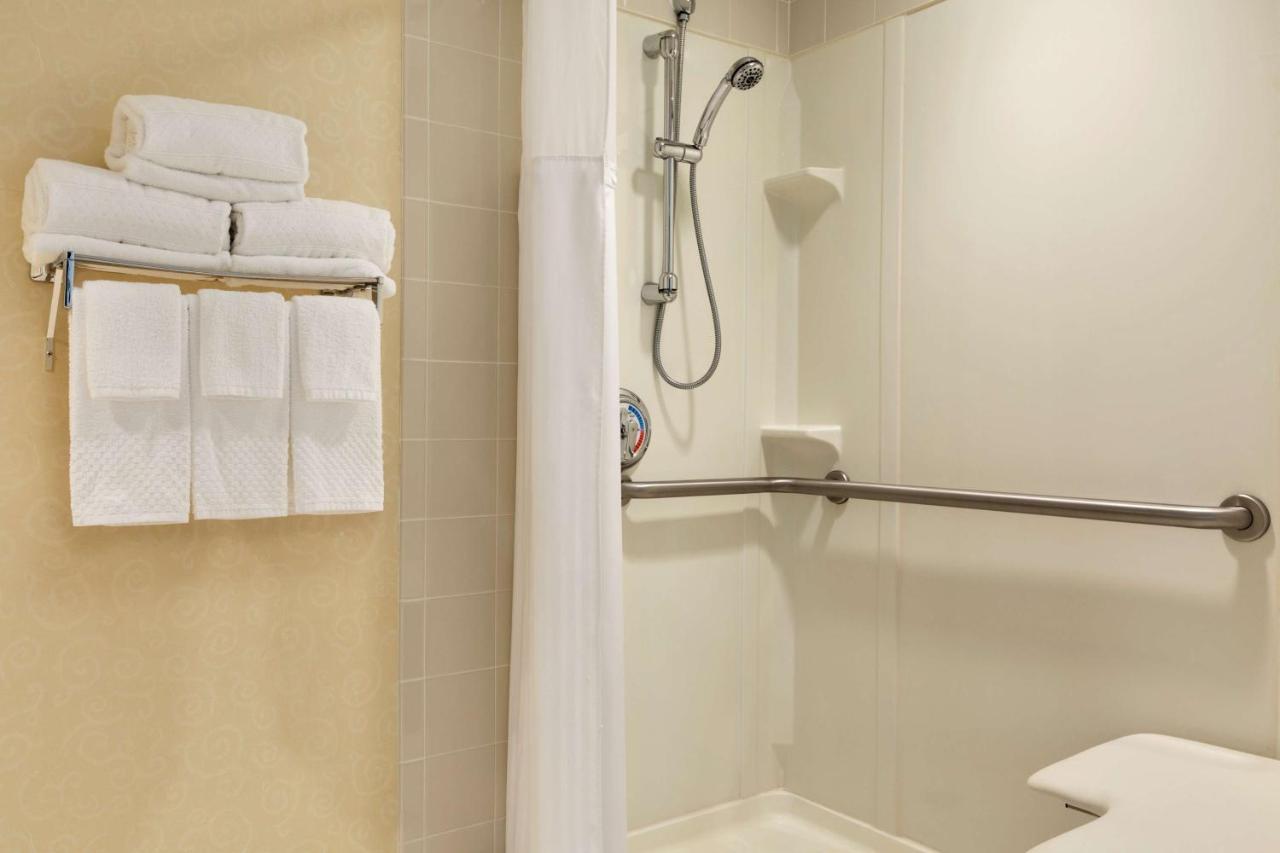| Hilton East Brunswick