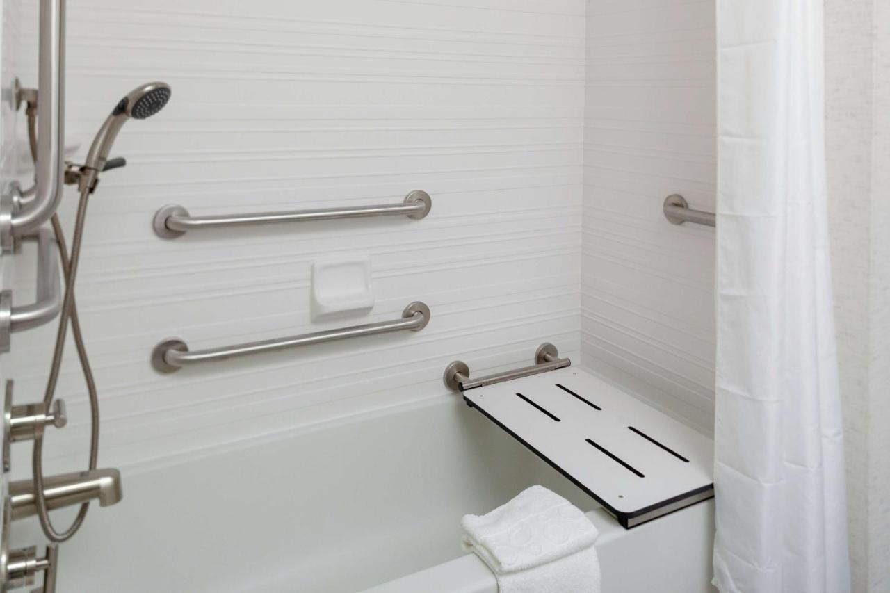 King Room with Bath Tub - Mobility Access - Non-Smoking at Hampton Inn And Suites By Hilton Columbus Scioto Downs