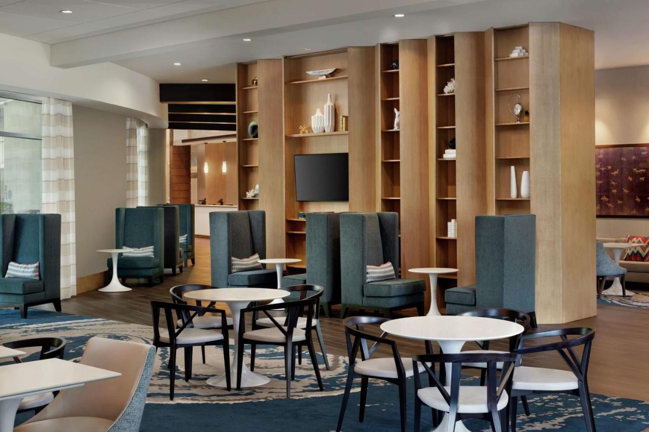 | Hampton Inn & Suites Teaneck/Glenpointe