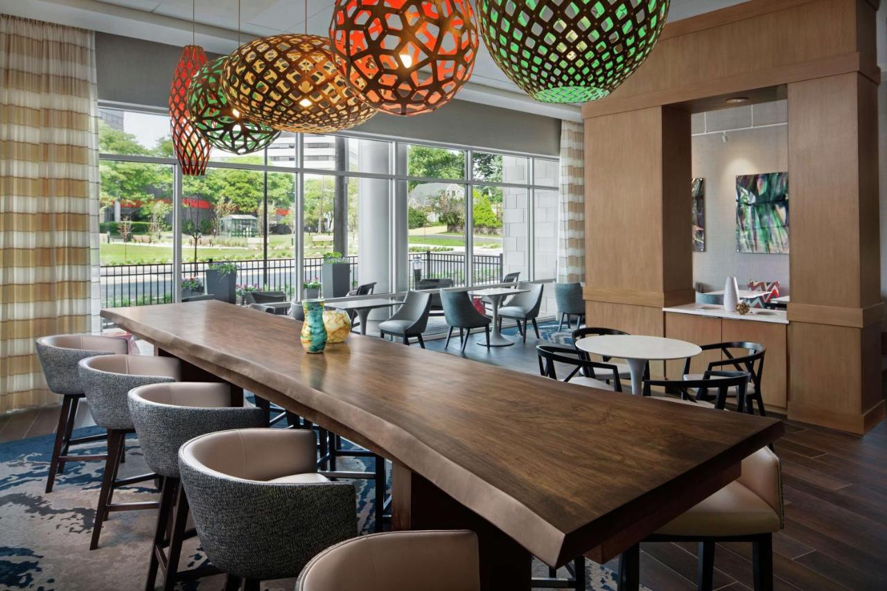 | Hampton Inn & Suites Teaneck/Glenpointe