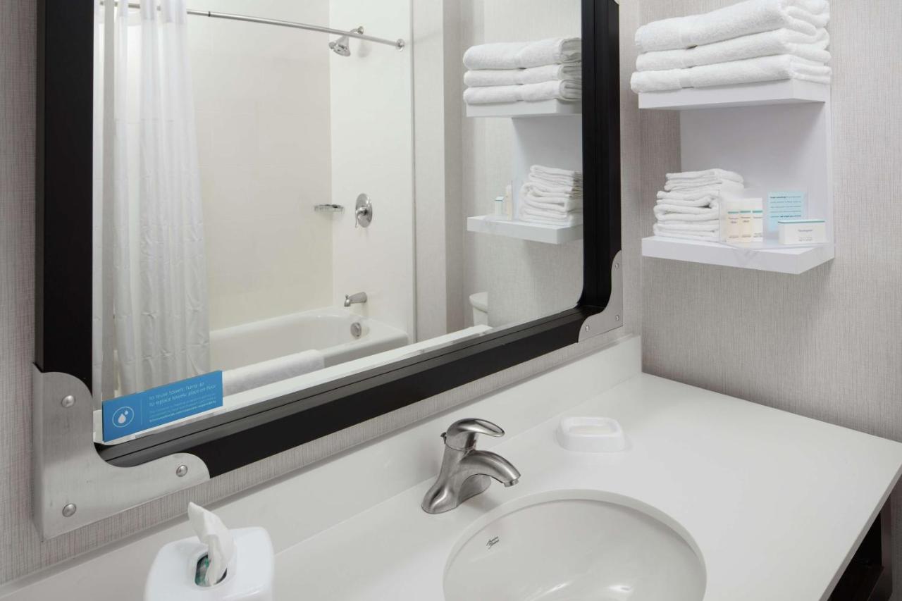 | Hampton Inn & Suites Teaneck/Glenpointe