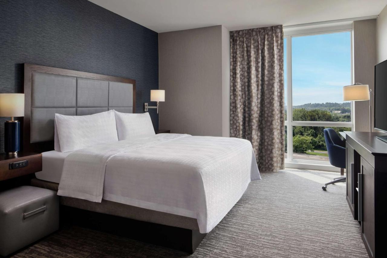 | Hampton Inn & Suites Teaneck/Glenpointe
