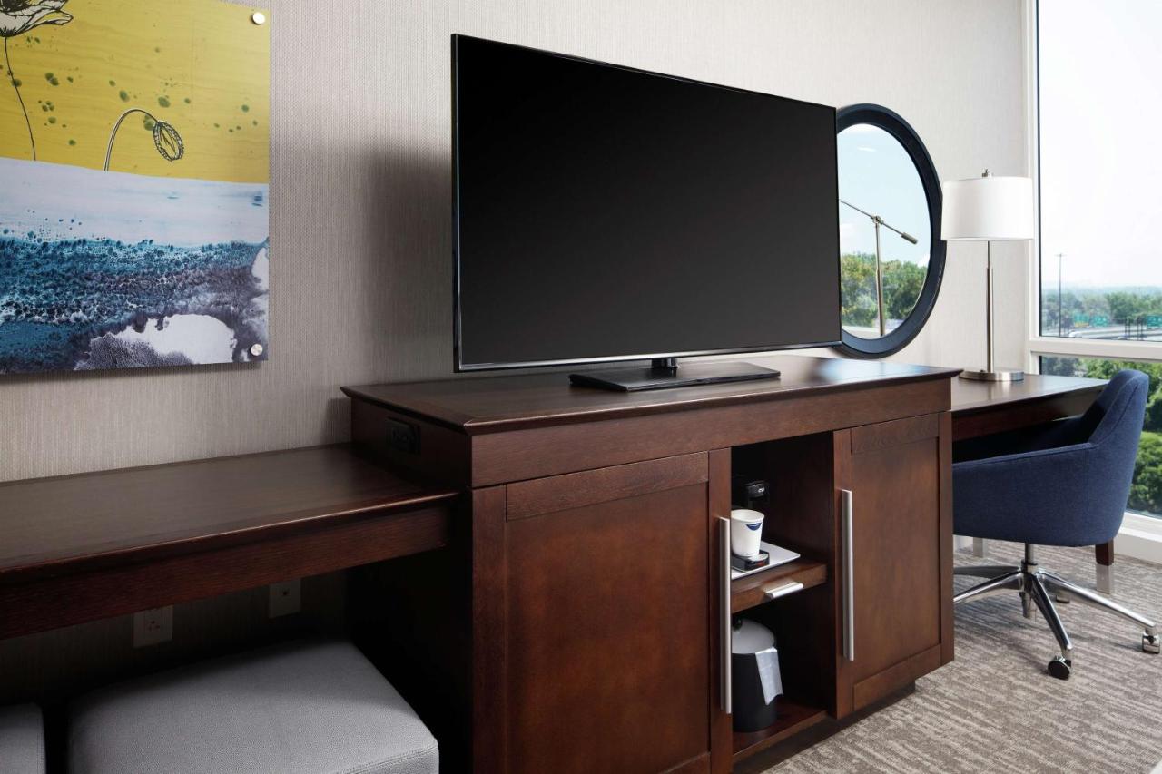 | Hampton Inn & Suites Teaneck/Glenpointe