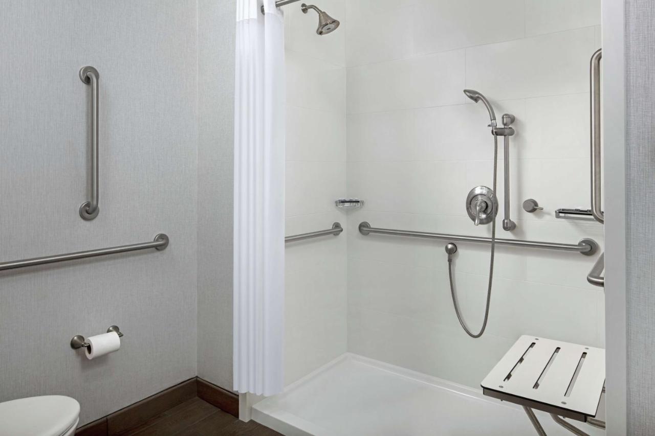 | Hampton Inn & Suites Teaneck/Glenpointe