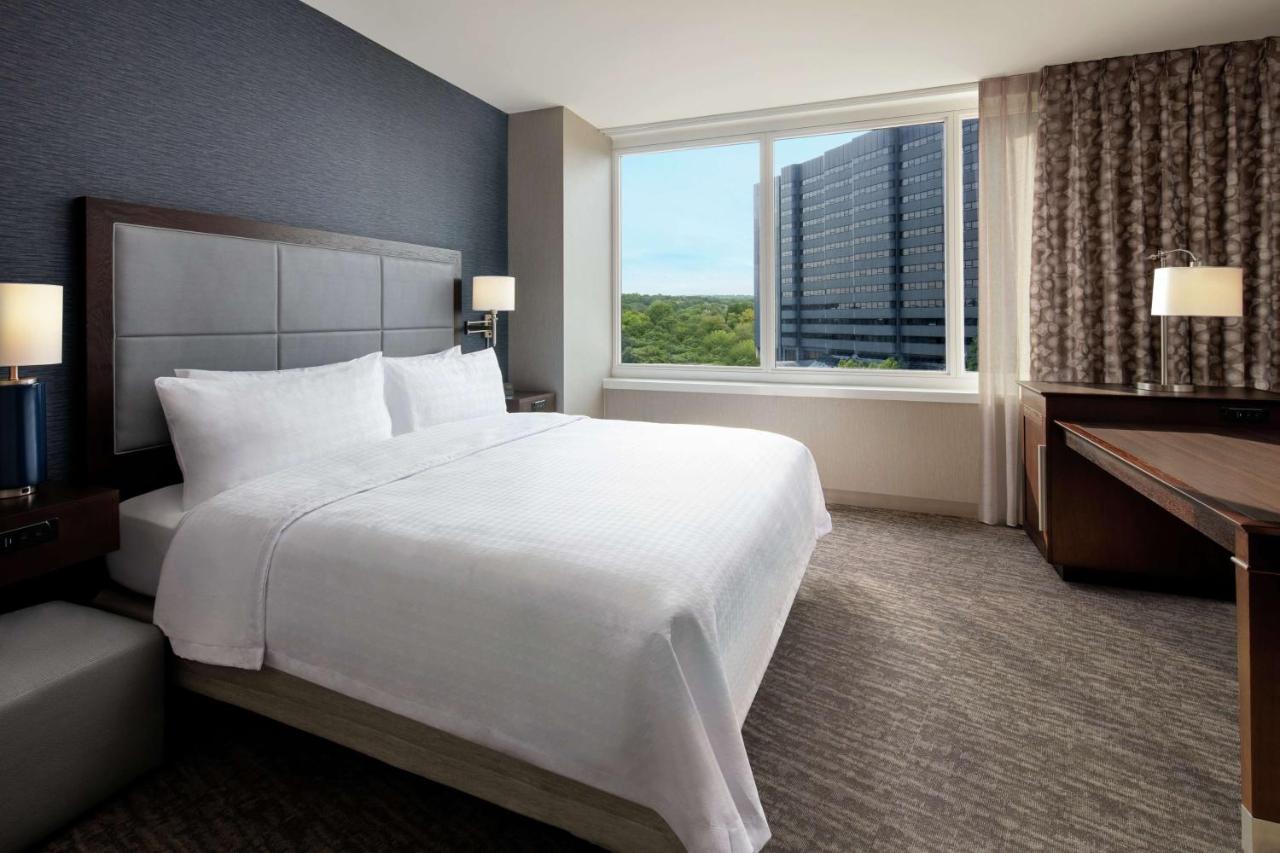 | Hampton Inn & Suites Teaneck/Glenpointe