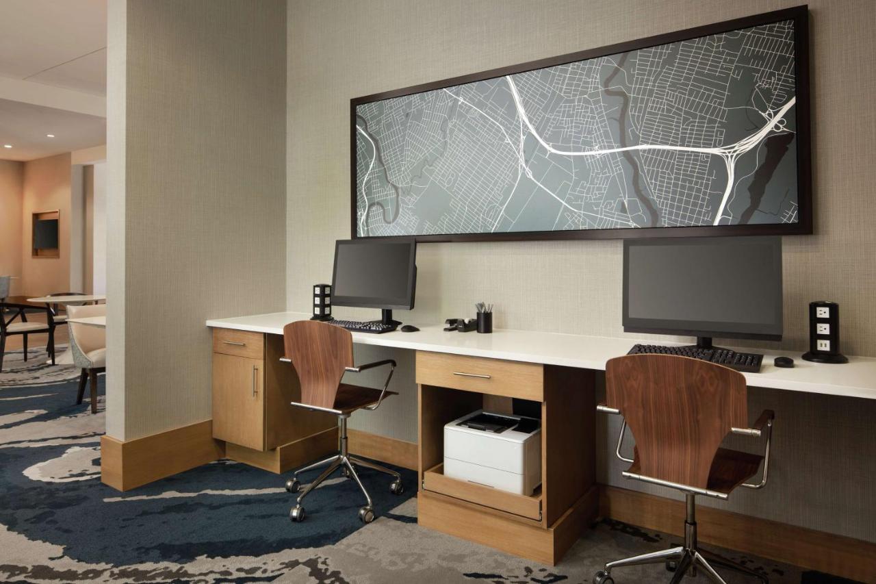 | Hampton Inn & Suites Teaneck/Glenpointe