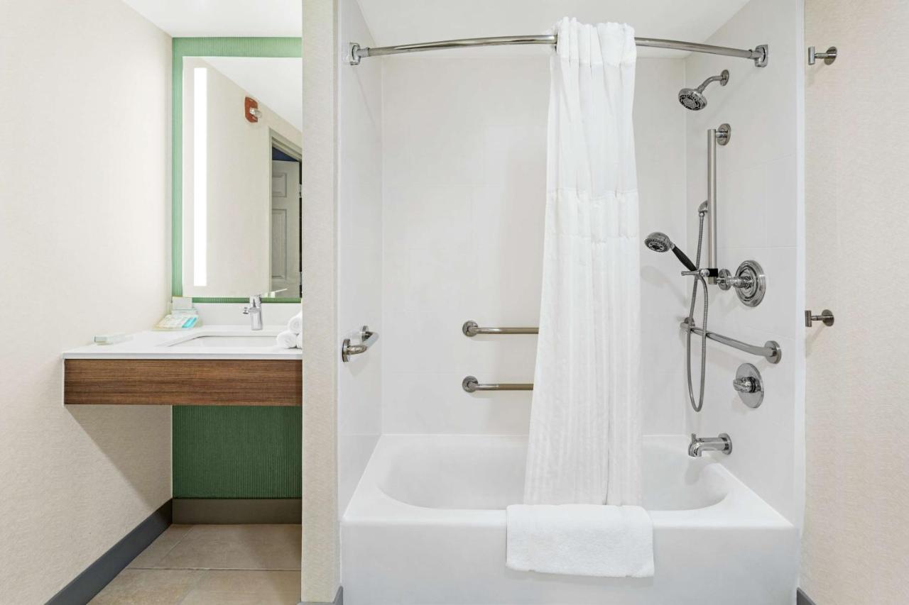 King Room with Tub - Disability Access at Hilton Garden Inn Allentown Bethlehem Airport