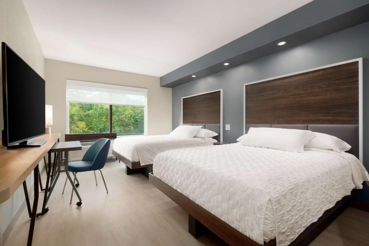 Queen Room with Roll In Shower - Mobility Accessible/Non-Smoking at Tru By Hilton Albany Crossgates Mall
