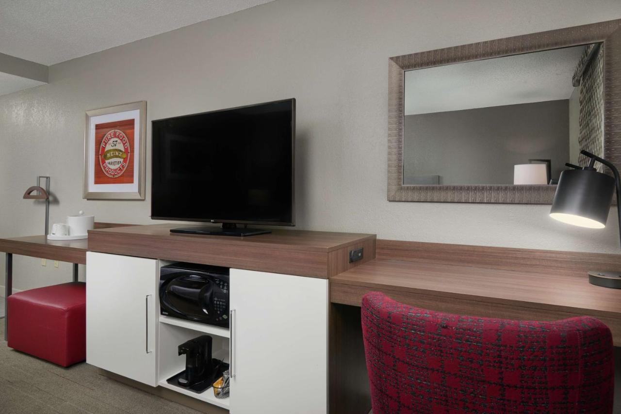 King Room -Accessible with Tub Non-Smoking at Hampton Inn & Suites Oxford Anniston