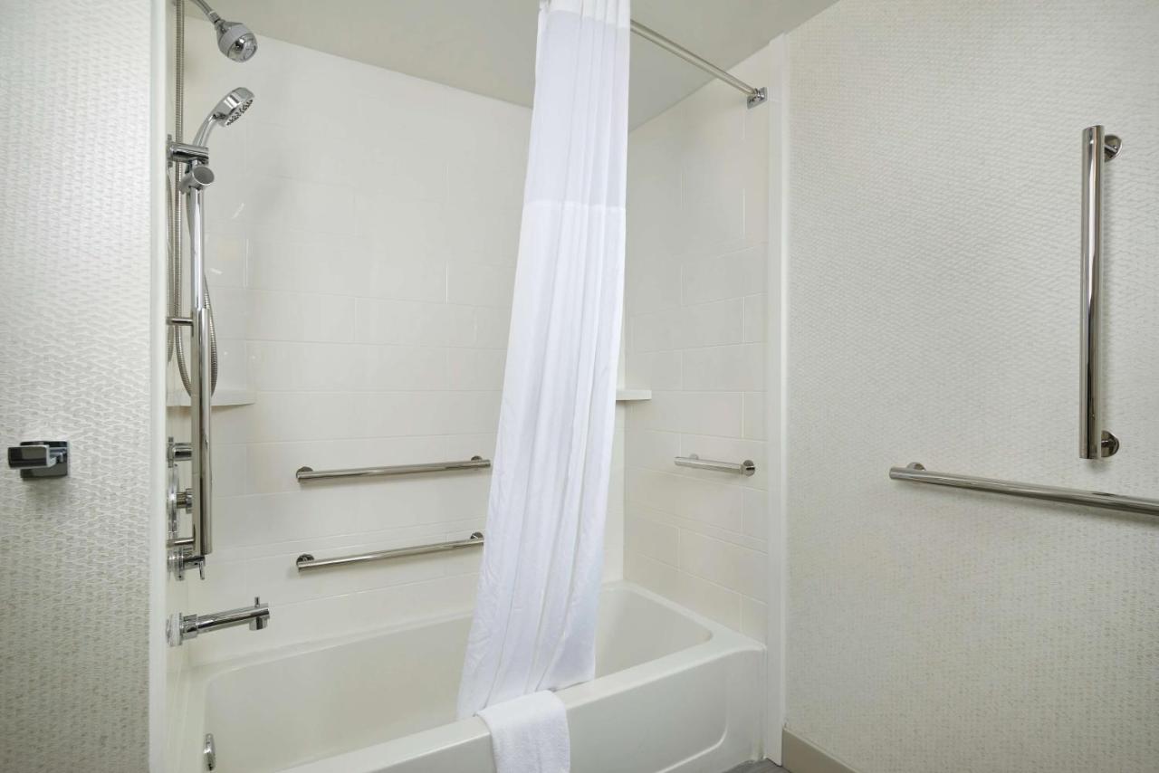 King Room -Accessible with Tub Non-Smoking at Hampton Inn & Suites Oxford Anniston
