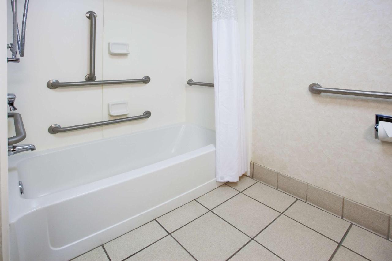 King Room -Accessible with Tub Non-Smoking at Hampton Inn & Suites Oxford Anniston