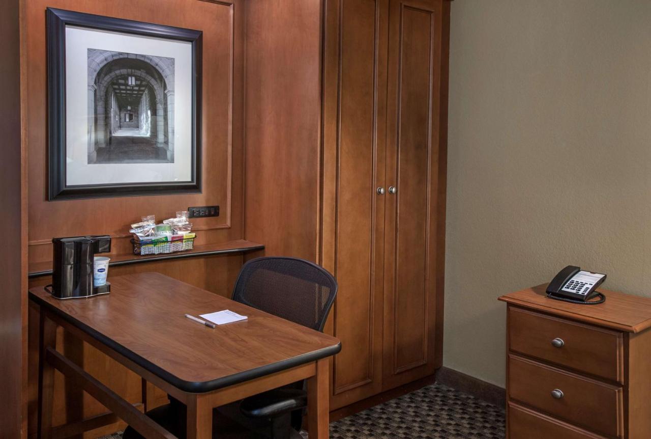 King Room - Non-Smoking at Hampton Inn Ann Arbor-South