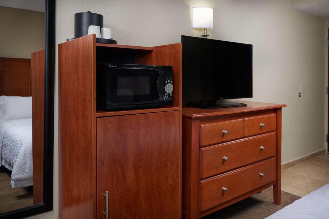 Queen Room - Non-Smoking at Hampton Inn Ann Arbor-South