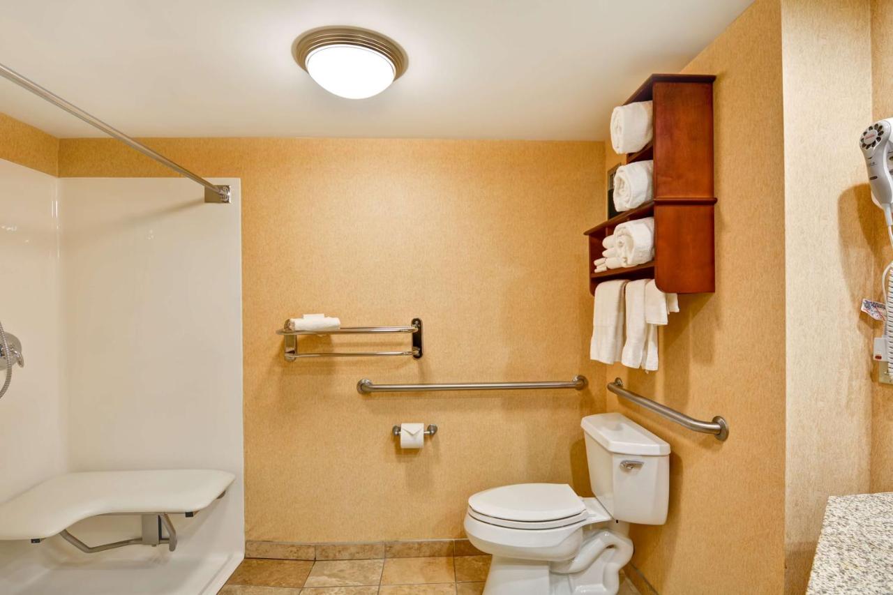 Queen Room Mobility/Hearing Accessible with Roll-In Shower - Non-Smoking at Hampton Inn Hendersonville