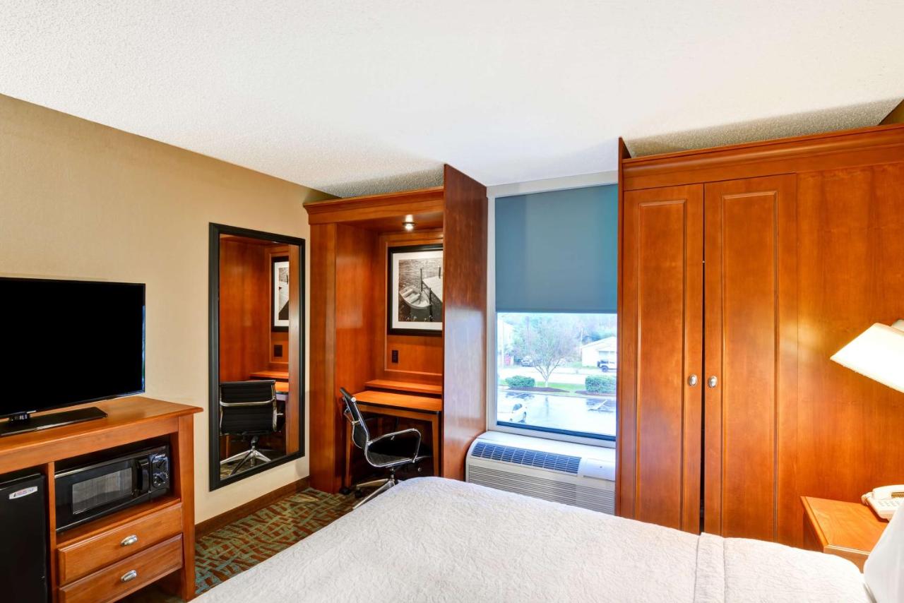 Queen Room - Non-Smoking at Hampton Inn Hendersonville