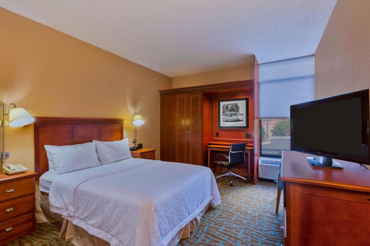 Queen Room with Tub - Disability Access/Non-Smoking at Hampton Inn Hendersonville