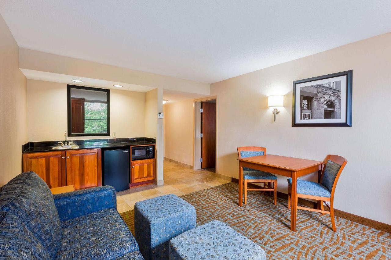 One-Bedroom Suite - Non-Smoking at Hampton Inn Hendersonville