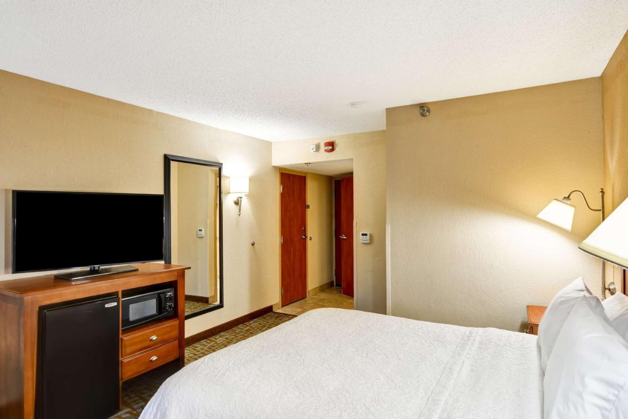 Queen Room Mobility/Hearing Accessible with Roll-In Shower - Non-Smoking at Hampton Inn Hendersonville