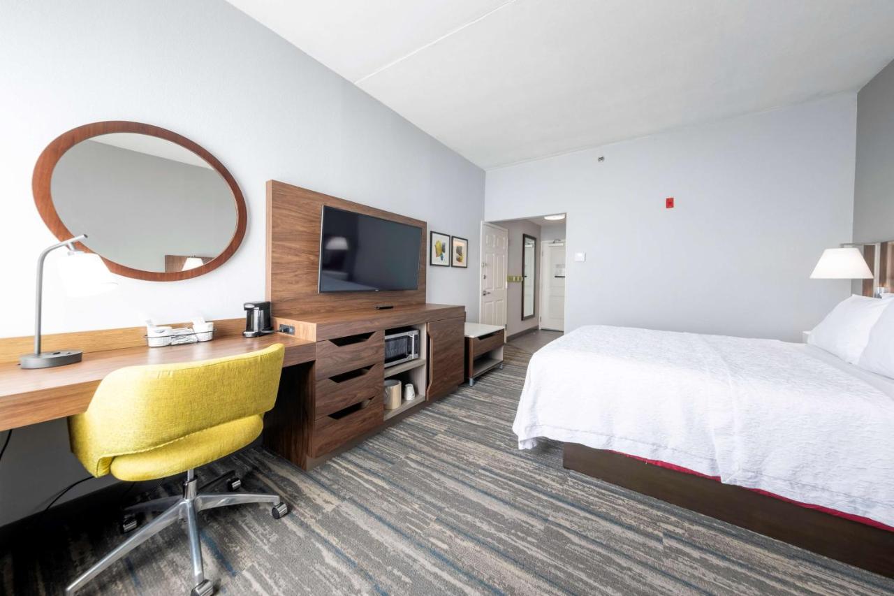 Double Room with Mobility Accessible Tub at Hampton Inn Swedesboro Philadelphia