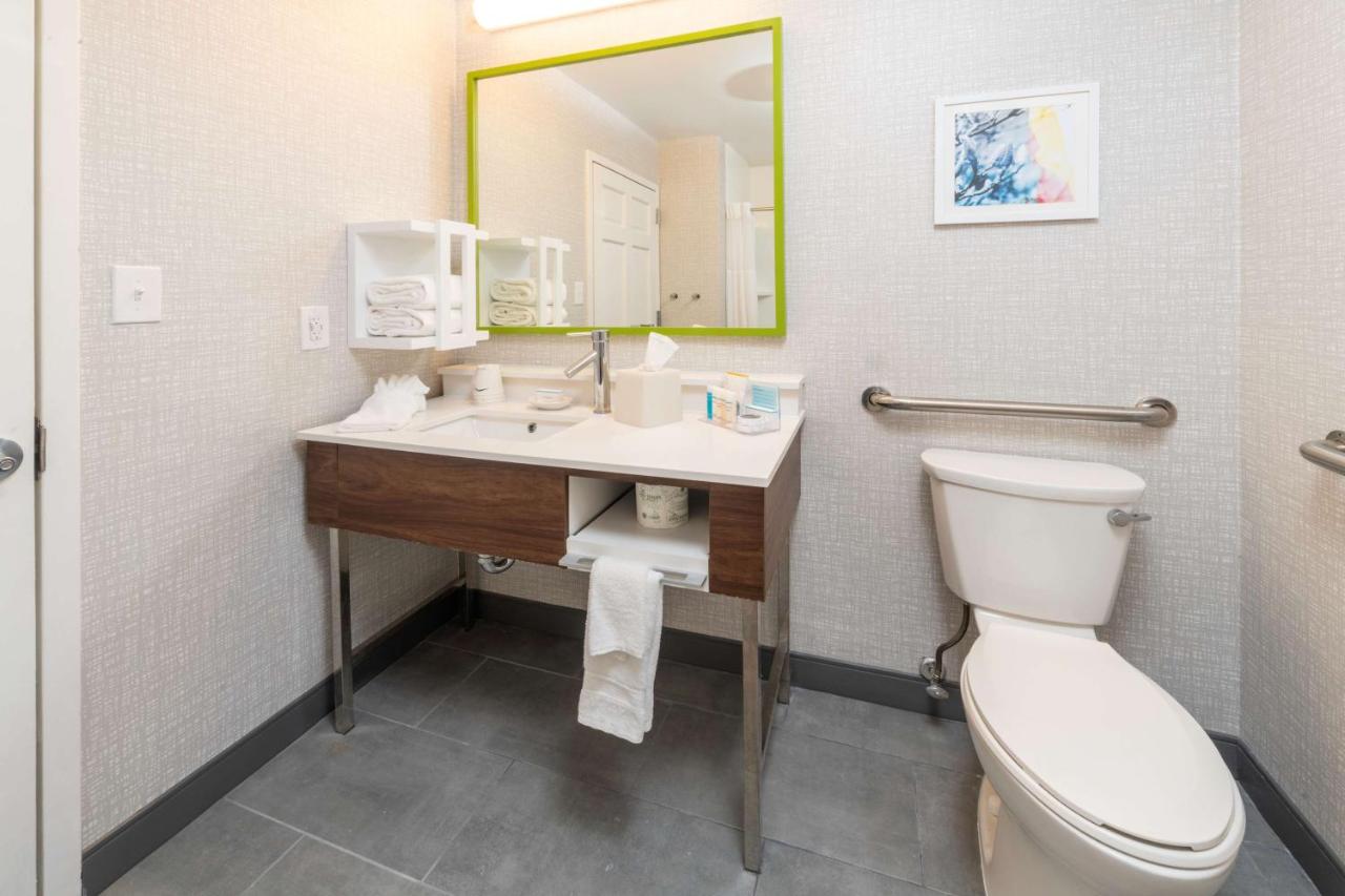 Double Room with Mobility Accessible Tub at Hampton Inn Swedesboro Philadelphia
