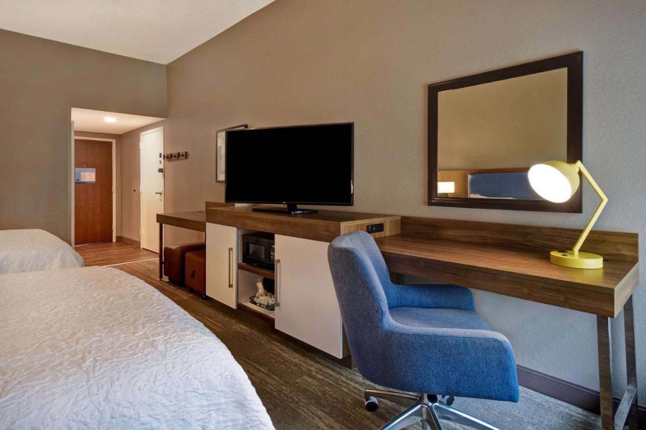 Queen Room - Non-Smoking at Hampton Inn Birmingham-Colonnade 280