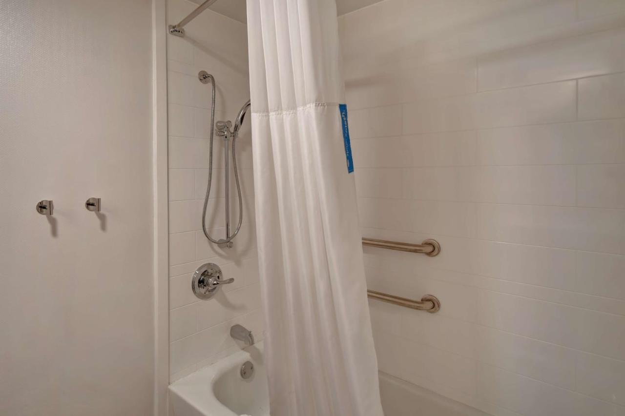 King Room with Bath Tub - Mobility/Hearing Accessible - Non-Smoking at Hampton Inn Birmingham-Colonnade 280